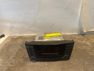 Gebruikte Radio CD Speler Mercedes E (W211) 2.6 E-240 V6 18V Prijs € 99,00 Margeregeling aangeboden door Tijdeman Mercedes Onderdelen