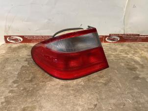 Gebruikte Achterlicht links Mercedes CLK (R208) 3.2 320 V6 18V Prijs € 39,99 Margeregeling aangeboden door Tijdeman Mercedes Onderdelen