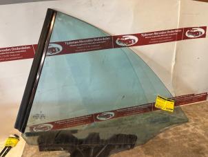 Gebruikte Ruit 2Deurs links-achter Mercedes CLK (R208) 2.0 200K Evo 16V Prijs € 150,00 Margeregeling aangeboden door Tijdeman Mercedes Onderdelen
