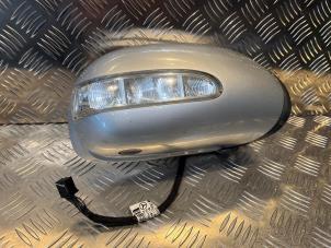Gebruikte Spiegel Buiten rechts Mercedes ML II (164/4JG) 3.0 ML-320 CDI 4-Matic V6 24V Prijs € 189,00 Margeregeling aangeboden door Tijdeman Mercedes Onderdelen