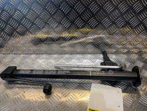 Gebruikte Krik Mercedes CLK (C209) 2.2 220 CDI 16V Prijs € 30,00 Margeregeling aangeboden door Tijdeman Mercedes Onderdelen