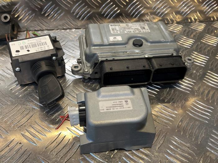 Kontaktslot + computer van een Mercedes-Benz B (W245) 2.0 B-180 CDI 16V 2008