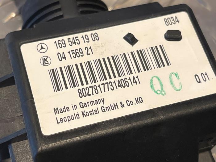 Kontaktslot + computer van een Mercedes-Benz B (W245) 2.0 B-180 CDI 16V 2008