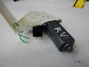 Gebruikte Motor electrisch raam Mercedes B (W245) 2.0 B-180 CDI 16V Prijs € 15,00 Margeregeling aangeboden door Tijdeman Mercedes Onderdelen