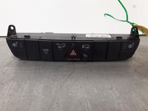 Gebruikte Stoelverwarmings Schakelaar Mercedes ML II (164/4JG) 3.0 ML-280 CDI 4-Matic V6 24V Prijs € 39,00 Margeregeling aangeboden door Tijdeman Mercedes Onderdelen