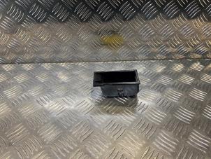 Gebruikte Asbak voor Mercedes SLK (R170) 2.3 230 K 16V Prijs € 23,00 Margeregeling aangeboden door Tijdeman Mercedes Onderdelen