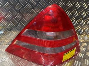 Gebruikte Achterlicht rechts Mercedes SLK (R170) 2.3 230 K 16V Prijs € 69,00 Margeregeling aangeboden door Tijdeman Mercedes Onderdelen