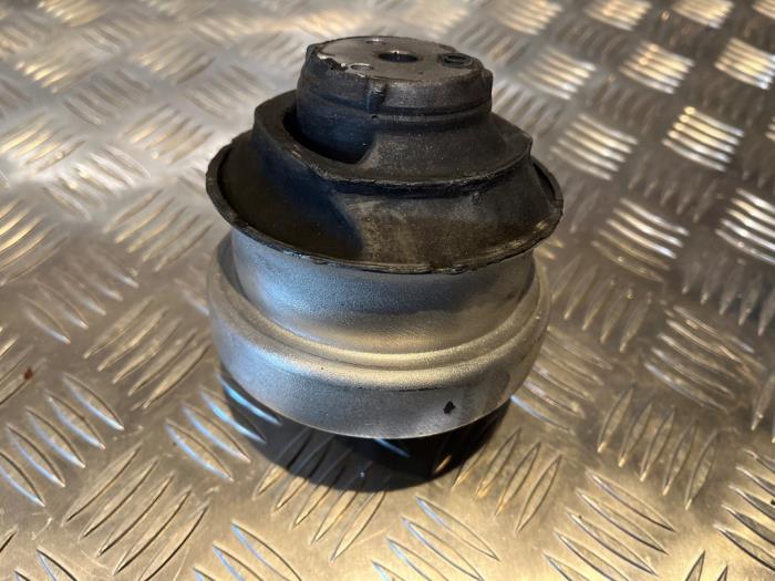 Motorsteun van een Mercedes-Benz 190 D (W201) 2.5 TD 1989