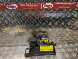 Gebruikte Portiervergrendelings Motor Mercedes E Combi (S210) 3.2 E-320 V6 18V 4-Matic Prijs € 90,00 Margeregeling aangeboden door Tijdeman Mercedes Onderdelen