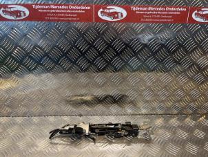 Gebruikte Cabriodak vergrendelslot Mercedes CLK (R208) 2.3 230K 16V Prijs € 275,00 Margeregeling aangeboden door Tijdeman Mercedes Onderdelen