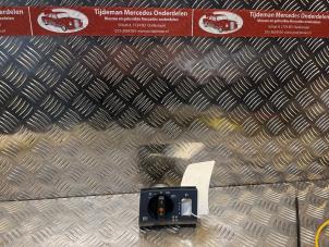 Gebruikte Licht Schakelaar Mercedes C Combi (S202) 1.8 C180T 16V Prijs € 25,00 Margeregeling aangeboden door Tijdeman Mercedes Onderdelen