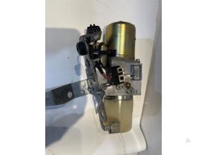 Gebruikte Cabriodak Motor Mercedes SLK (R170) 2.0 200 16V Prijs € 150,00 Margeregeling aangeboden door Tijdeman Mercedes Onderdelen