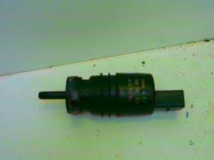 Gebruikte Ruitensproeierpomp voor Mercedes S (W220) 5.0 S-500 V8 24V Prijs € 10,00 Margeregeling aangeboden door Tijdeman Mercedes Onderdelen