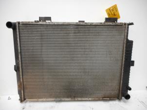 Gebruikte Radiateur Mercedes E (W210) 3.0 E-300D 24V Prijs € 40,00 Margeregeling aangeboden door Tijdeman Mercedes Onderdelen