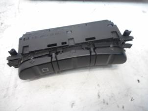 Gebruikte Schakelaar Mercedes C (W203) 2.2 C-200 CDI 16V Prijs € 35,00 Margeregeling aangeboden door Tijdeman Mercedes Onderdelen