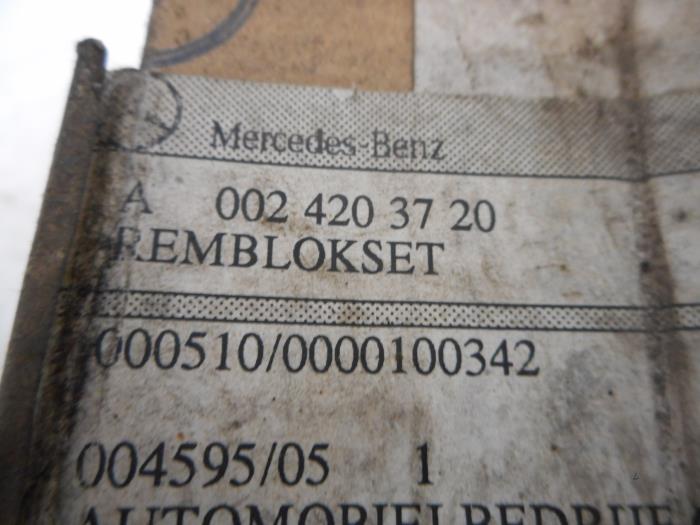 Remblok achter van een Mercedes-Benz E (C124)  1991