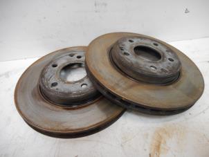 Gebruikte Remschijf voor Mercedes C (W203) 2.2 C-200 CDI 16V Prijs € 45,00 Margeregeling aangeboden door Tijdeman Mercedes Onderdelen