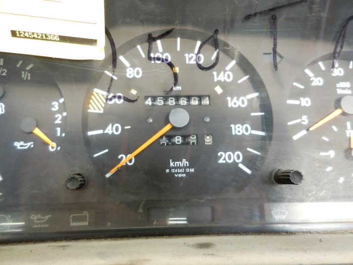 Kilometerteller KM van een Mercedes-Benz E Combi diesel (S124) 2.5 E-250D 20V 1994
