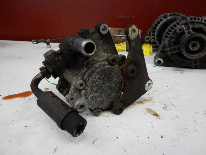 Stuurbekrachtiging Pomp van een Mercedes-Benz Vito (638.0) 2.3 110D 1998