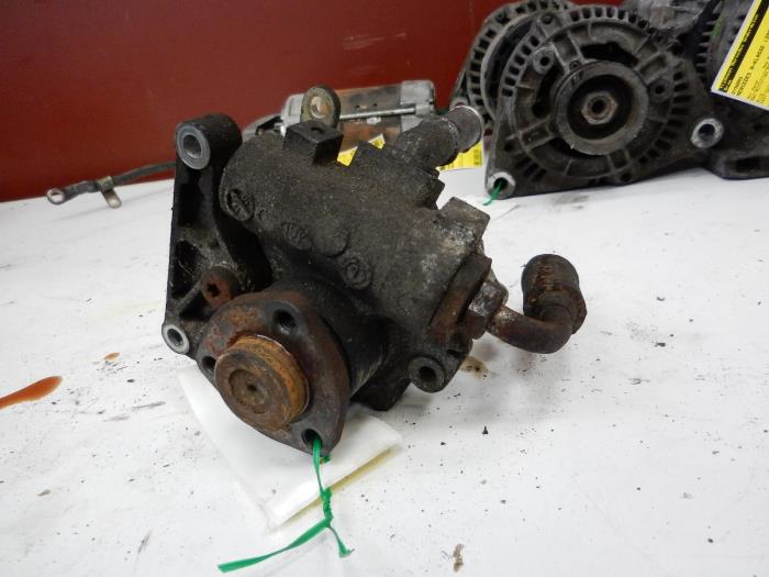 Stuurbekrachtiging Pomp van een Mercedes-Benz Vito (638.0) 2.3 110D 1998