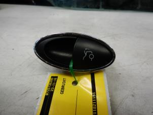 Gebruikte Schakelaar achterklep Mercedes E-Klasse Prijs € 10,00 Margeregeling aangeboden door Tijdeman Mercedes Onderdelen