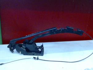 Gebruikte Cabriodak scharnier Mercedes SLK (R170) 2.0 200 16V Prijs € 200,00 Margeregeling aangeboden door Tijdeman Mercedes Onderdelen