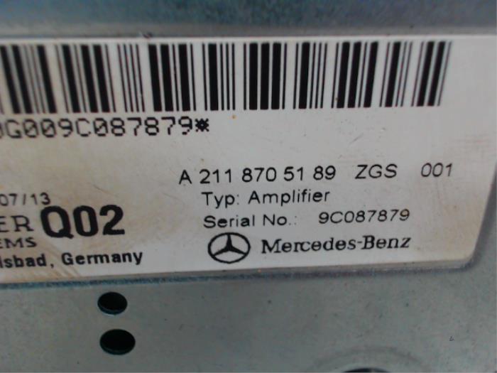Radio versterker van een Mercedes-Benz E (W212) E-350 BlueTec V6 24V 2010