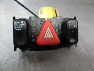 Gebruikte Alarmlicht Schakelaar Mercedes CLK (C208) 2.0 200 16V Prijs op aanvraag aangeboden door Tijdeman Mercedes Onderdelen