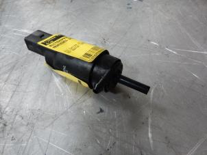 Gebruikte Ruitensproeierpomp voor Mercedes Sprinter 3,5t (906.63) 316 CDI 16V 4x4 Prijs € 12,50 Margeregeling aangeboden door Tijdeman Mercedes Onderdelen