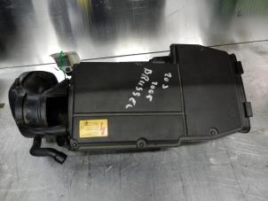 Gebruikte Luchtfilterhuis Mercedes C (W203) 1.8 C-200K 16V Prijs op aanvraag aangeboden door Tijdeman Mercedes Onderdelen