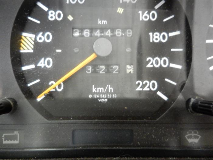 Kilometerteller KM van een Mercedes-Benz E (W124) 2.3 230 E 1988