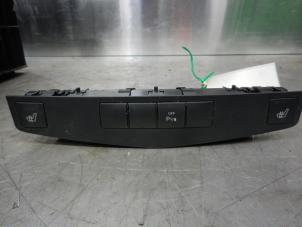 Gebruikte Schakelaar Stoelverwarming Mercedes C (W204) 2.2 C-200 CDI 16V Prijs € 60,00 Margeregeling aangeboden door Tijdeman Mercedes Onderdelen