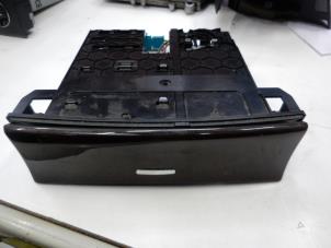 Gebruikte Asbak voor Mercedes ML II (164/4JG) 3.0 ML-280 CDI 4-Matic V6 24V Prijs op aanvraag aangeboden door Tijdeman Mercedes Onderdelen