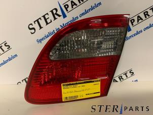 Gebruikte Achterlicht rechts Mercedes E Combi (S211) 2.2 E-200 CDI 16V Prijs € 19,50 Margeregeling aangeboden door Sterparts Mercedes specialist