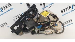 Gebruikte Deurslot Mechaniek 4Deurs rechts-achter Mercedes S (W221) 3.0 S-320 CDI 24V 4-Matic Prijs € 125,00 Margeregeling aangeboden door Sterparts Mercedes specialist
