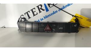 Gebruikte Paniekverlichtings Schakelaar Mercedes R (W251) Prijs € 45,00 Margeregeling aangeboden door Sterparts Mercedes specialist