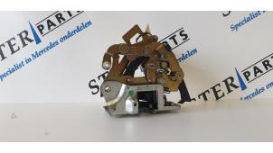 Gebruikte Portierslot Mechaniek 4Deurs rechts-achter Mercedes S (W140) 2.8 300 SE Prijs € 125,00 Margeregeling aangeboden door Sterparts Mercedes specialist