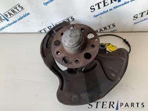 Gebruikte Asschenkel links-voor Mercedes C (W203) 2.2 C-200 CDI 16V Prijs € 44,95 Margeregeling aangeboden door Sterparts Mercedes specialist