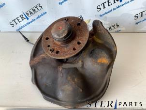 Gebruikte Fusee links-voor Mercedes E (W124) 2.0 200 Prijs € 35,00 Margeregeling aangeboden door Sterparts Mercedes specialist