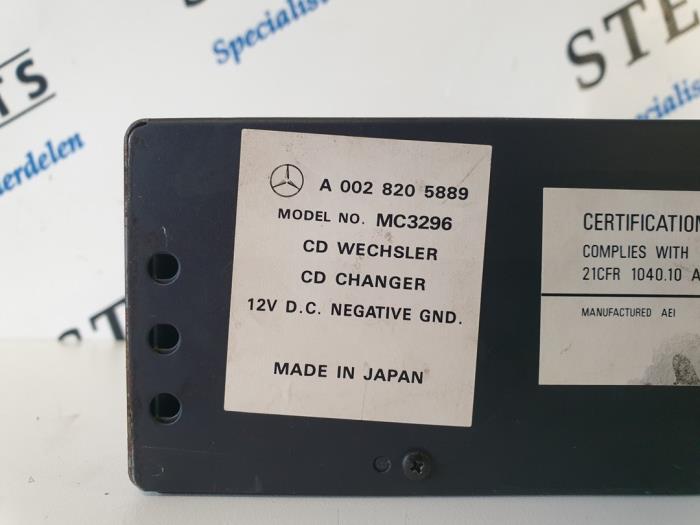 CD Wisselaar van een Mercedes-Benz S (W140) 4.2 400 SE,SEL 32V 1992