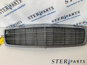 Gebruikte Grille Mercedes C (W203) 2.0 C-180 16V Prijs € 24,95 Margeregeling aangeboden door Sterparts Mercedes specialist