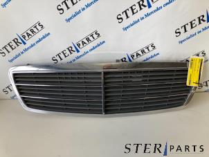 Gebruikte Grille Mercedes C (W203) 2.2 C-200 CDI 16V Prijs € 24,95 Margeregeling aangeboden door Sterparts Mercedes specialist