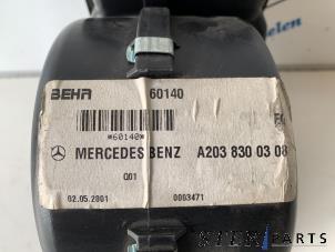 Gebruikte Chaufage Ventilatiemotor Mercedes C Combi (S203) 2.2 C-200 CDI 16V Prijs € 25,00 Margeregeling aangeboden door Sterparts Mercedes specialist