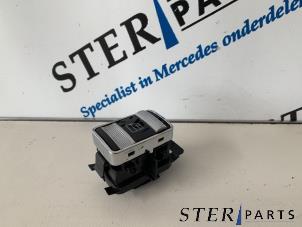 Gebruikte Ruit schakelaar elektrisch Mercedes S (W221) 3.0 S-320 CDI 24V Prijs € 25,00 Margeregeling aangeboden door Sterparts Mercedes specialist