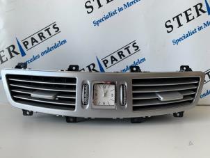 Gebruikte Luchtrooster Dashboard Mercedes S (W221) 3.5 S-350 24V Prijs € 44,95 Margeregeling aangeboden door Sterparts Mercedes specialist
