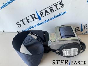 Gebruikte Veiligheidsgordel rechts-voor Mercedes E Combi (S211) 3.2 E-280 CDI 24V Prijs € 44,95 Margeregeling aangeboden door Sterparts Mercedes specialist