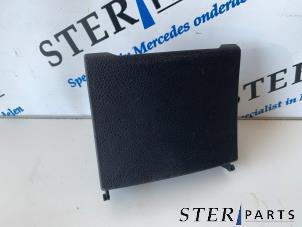 Gebruikte Asbak achter Mercedes B (W246) 1.6 B-200 BlueEFFICIENCY Turbo 16V Prijs € 14,95 Margeregeling aangeboden door Sterparts Mercedes specialist