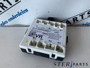 Gebruikte Centrale Deurvergrendelings Module Mercedes C (W205) C-350 e 2.0 16V Prijs € 19,95 Margeregeling aangeboden door Sterparts Mercedes specialist