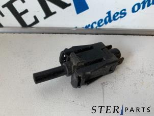 Gebruikte Schakelaar handrem Mercedes E (W211) 2.2 E-200 CDI 16V Prijs € 2,95 Margeregeling aangeboden door Sterparts Mercedes specialist