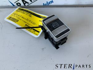 Gebruikte Ruit schakelaar elektrisch Mercedes S (W221) 3.0 S-320 CDI 24V Prijs € 25,00 Margeregeling aangeboden door Sterparts Mercedes specialist